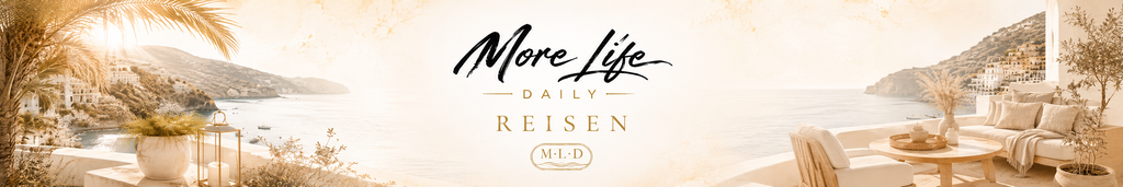 More Life Daily Reisebanner mit mediterraner Küstenlandschaft und Schriftzug „Reisen“