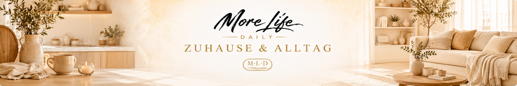 More Life Daily Banner für Zuhause & Alltag mit heller Küche und gemütlichem Wohnbereich