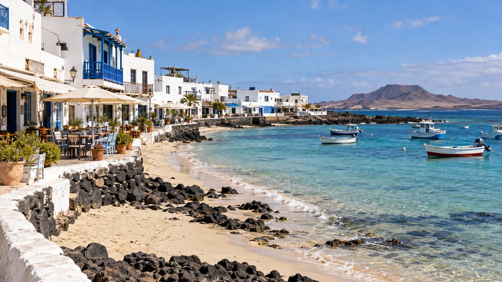 KI-Illustration: Weiße Häuser und kleine Boote an einer repräsentativen Küste bei Corralejo