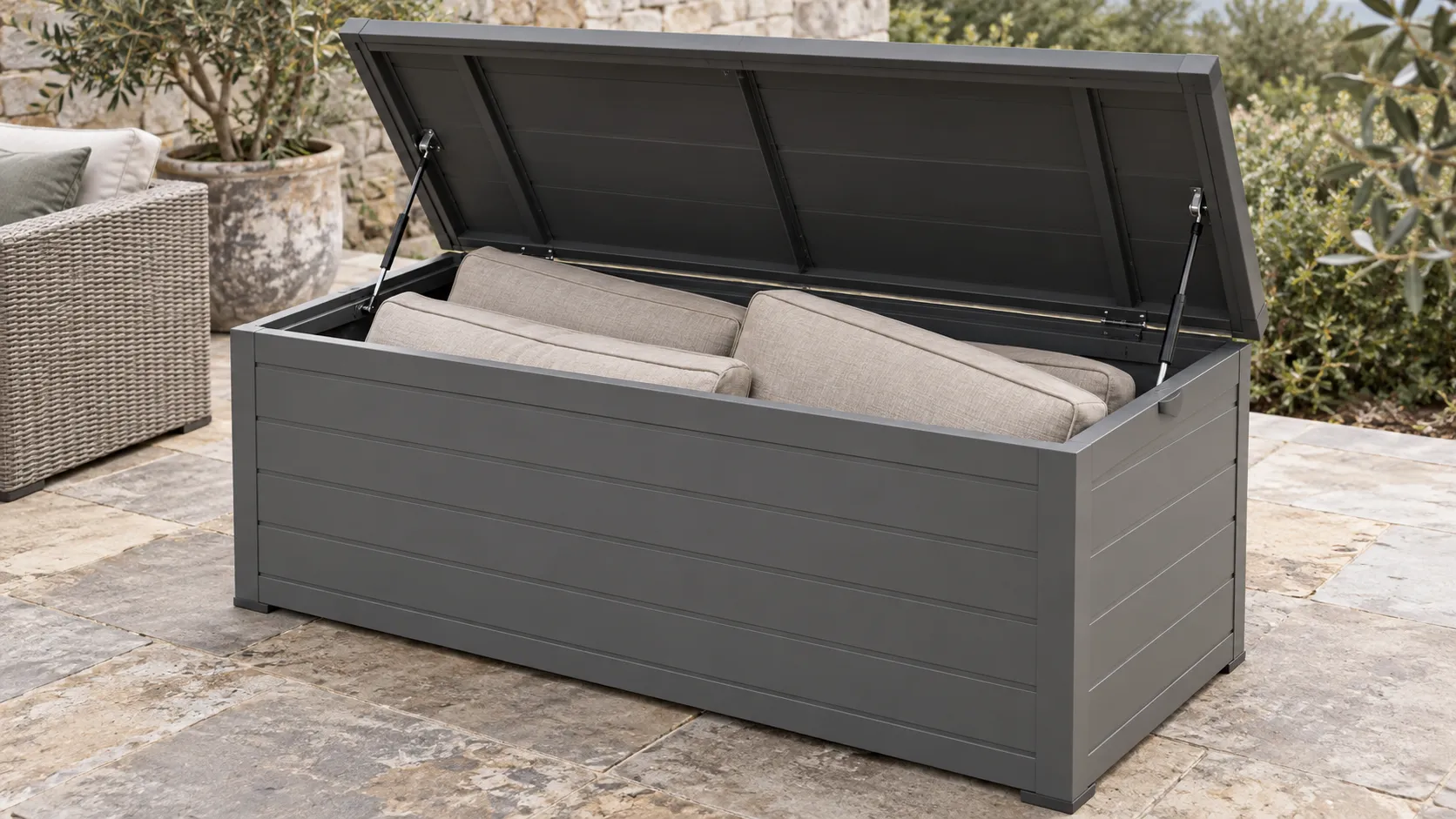Symbolische KI-Illustration einer geöffneten Auflagenbox mit hellen Gartenpolstern.