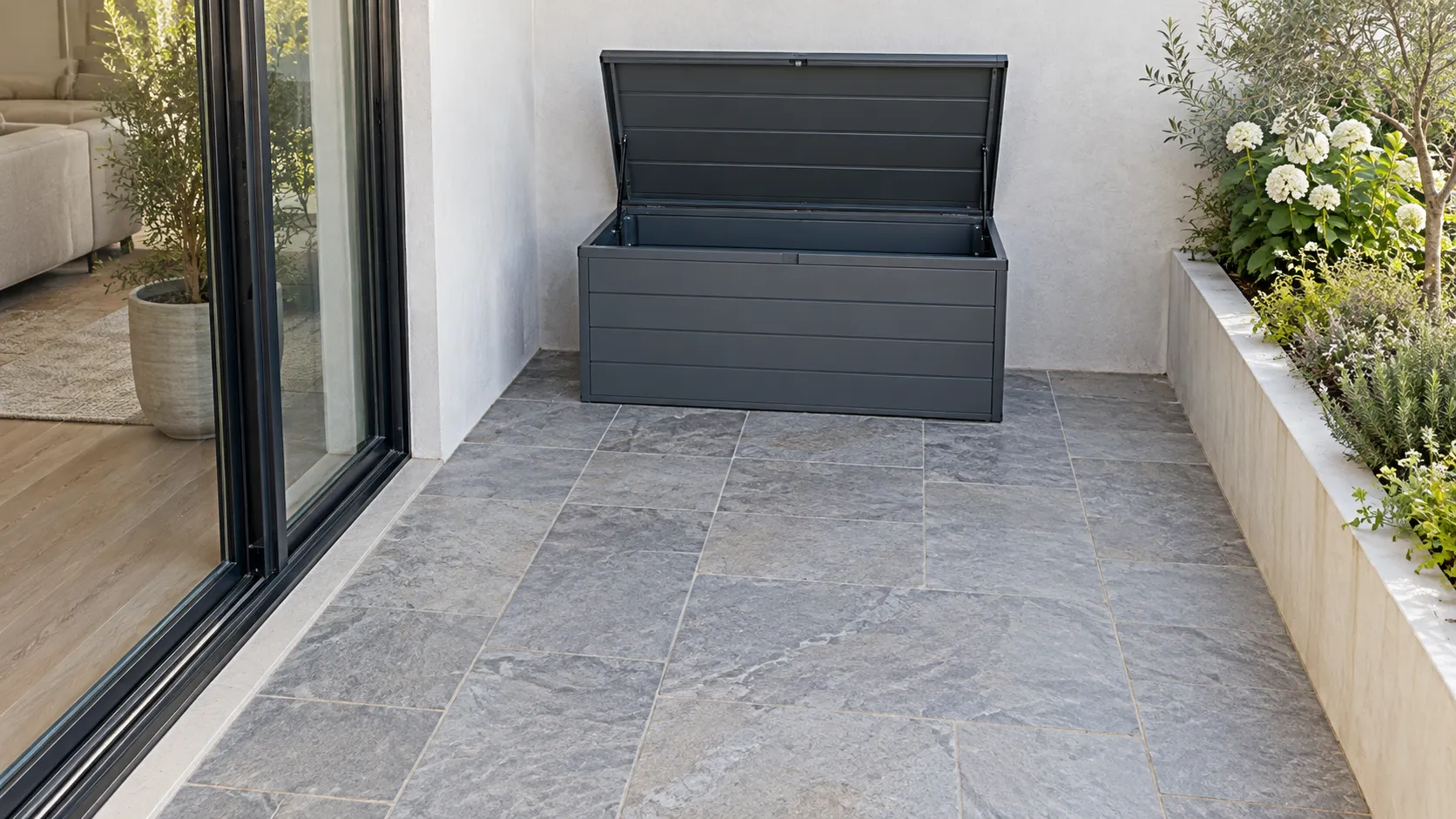 Geöffnete Auflagenbox in einer Terrassennische mit freiem Zugang vor der Box.