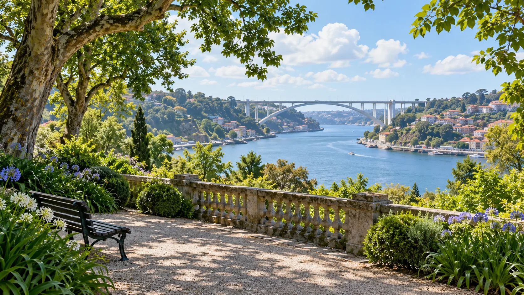 Symbolische Gartenterrasse mit Bank und Blick über den Douro auf eine Bogenbrücke